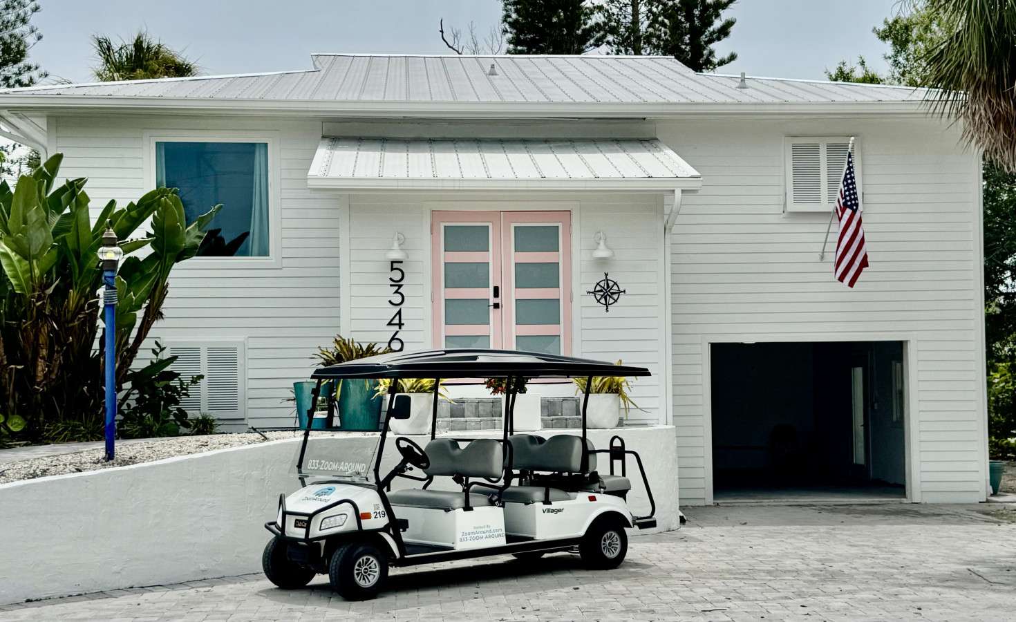 Aylee’s Siesta Key Beach House-Pet Friendly| 7 houses from Beach | Heated Saltwater Pool | Beach Bikes Included | 4 Bedrooms | 3 Full Baths